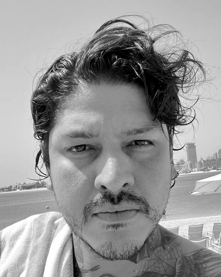 Bruno Almeida antes do visagismo, com cabelo sem forma