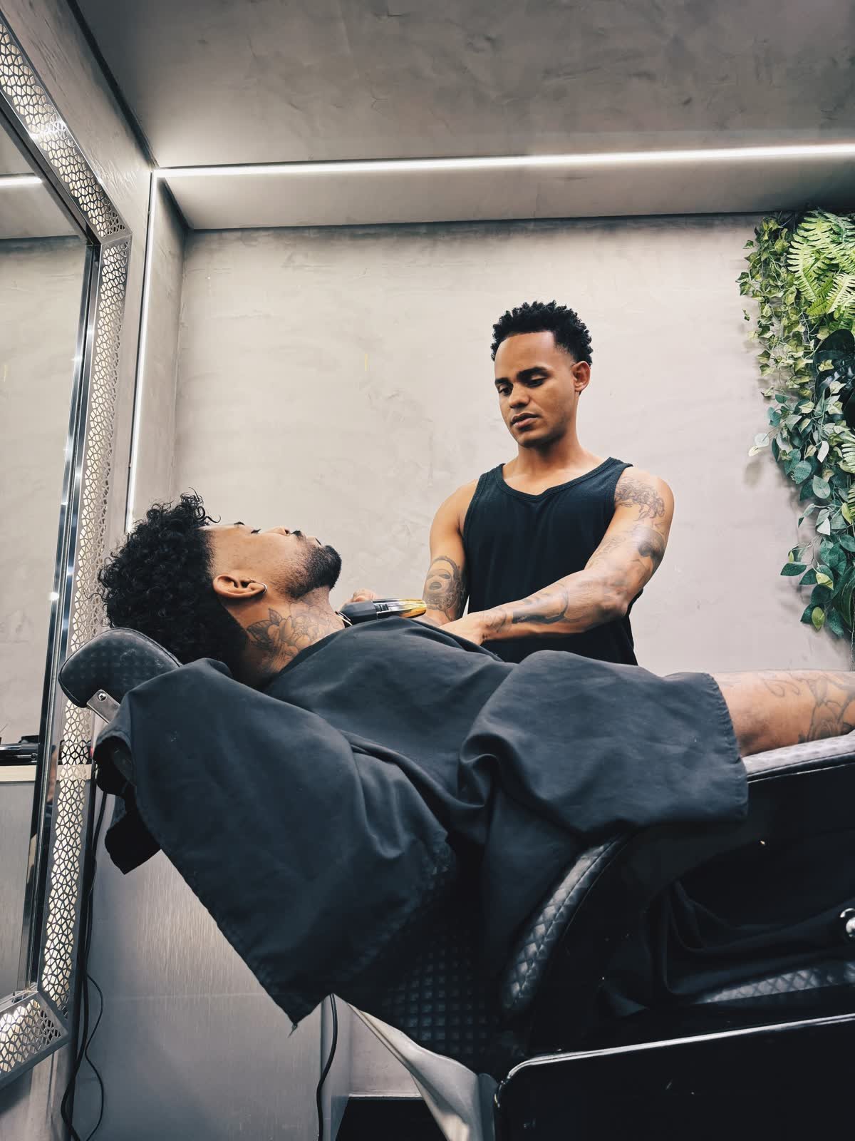 Barba sendo feita na cadeira reclinada, no estúdio da Cutz Lab