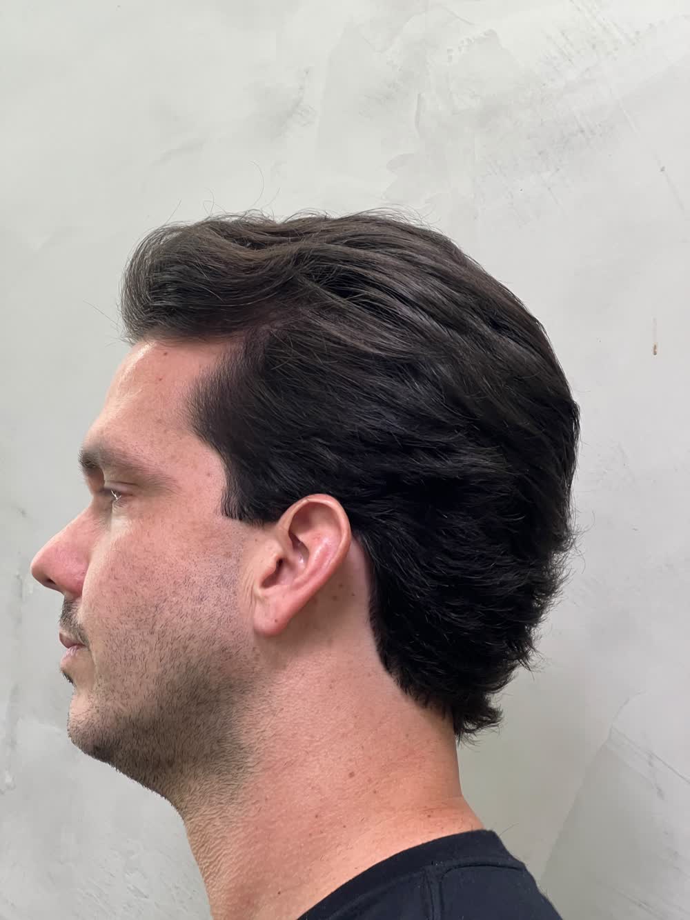 Redução de volume em cabelo ondulado, com caimento alinhado na nuca