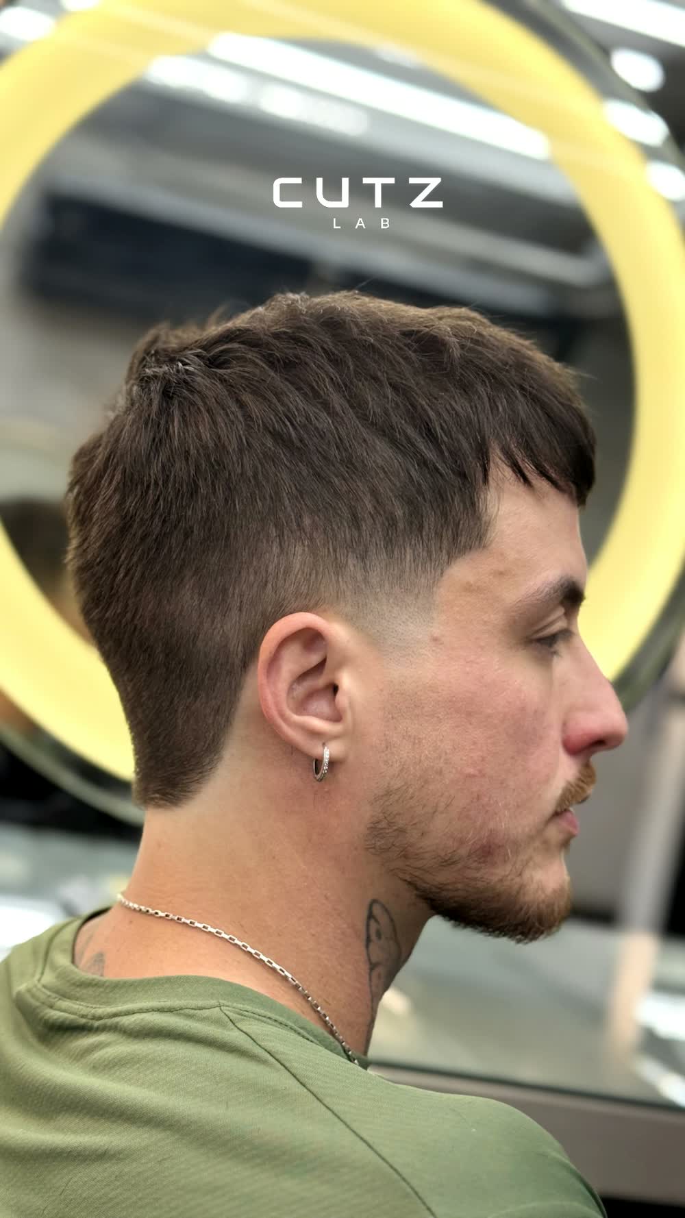 Corte masculino com franja texturizada e degradê baixo