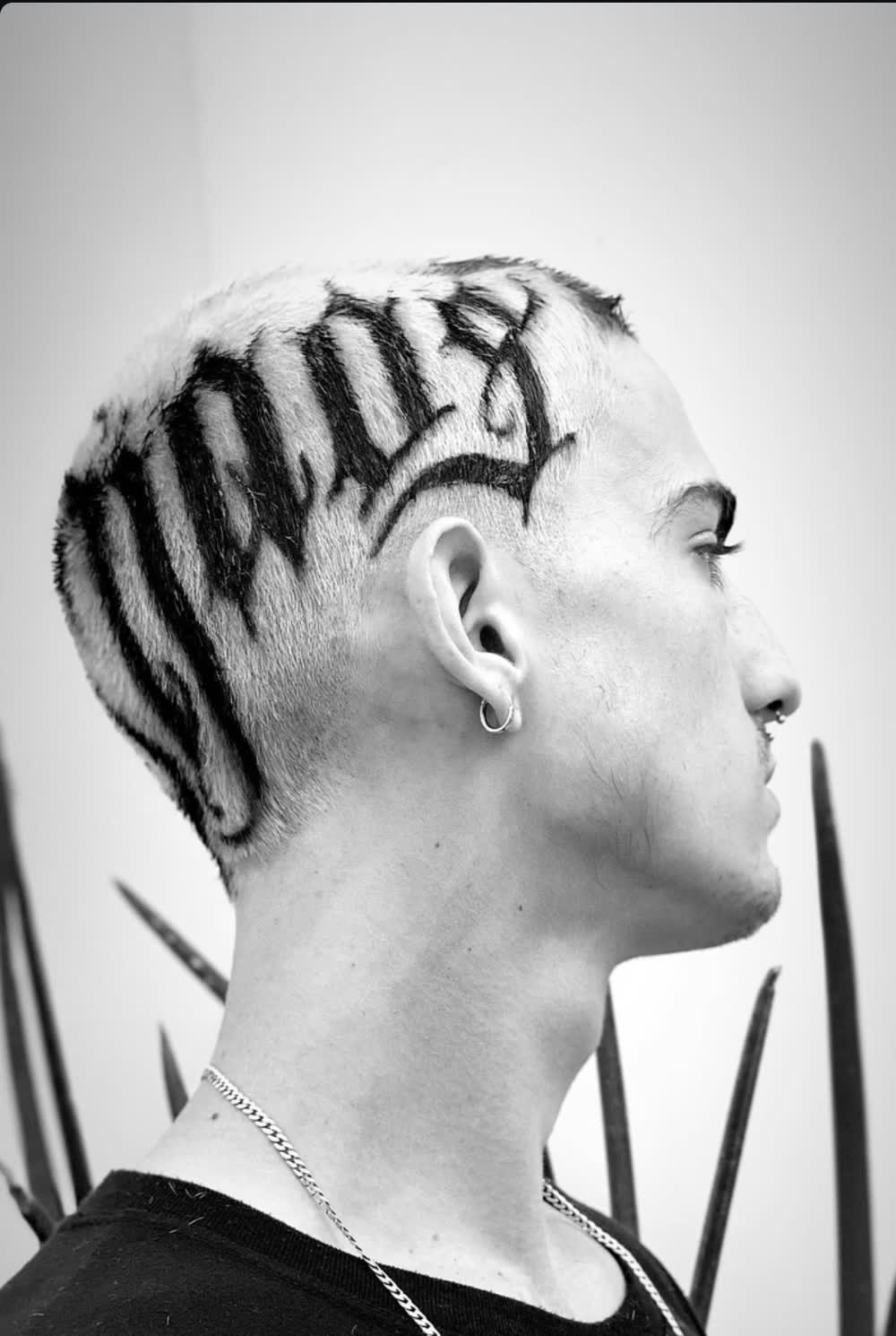 Hair print: desenho feito à navalha sobre cabelo platinado