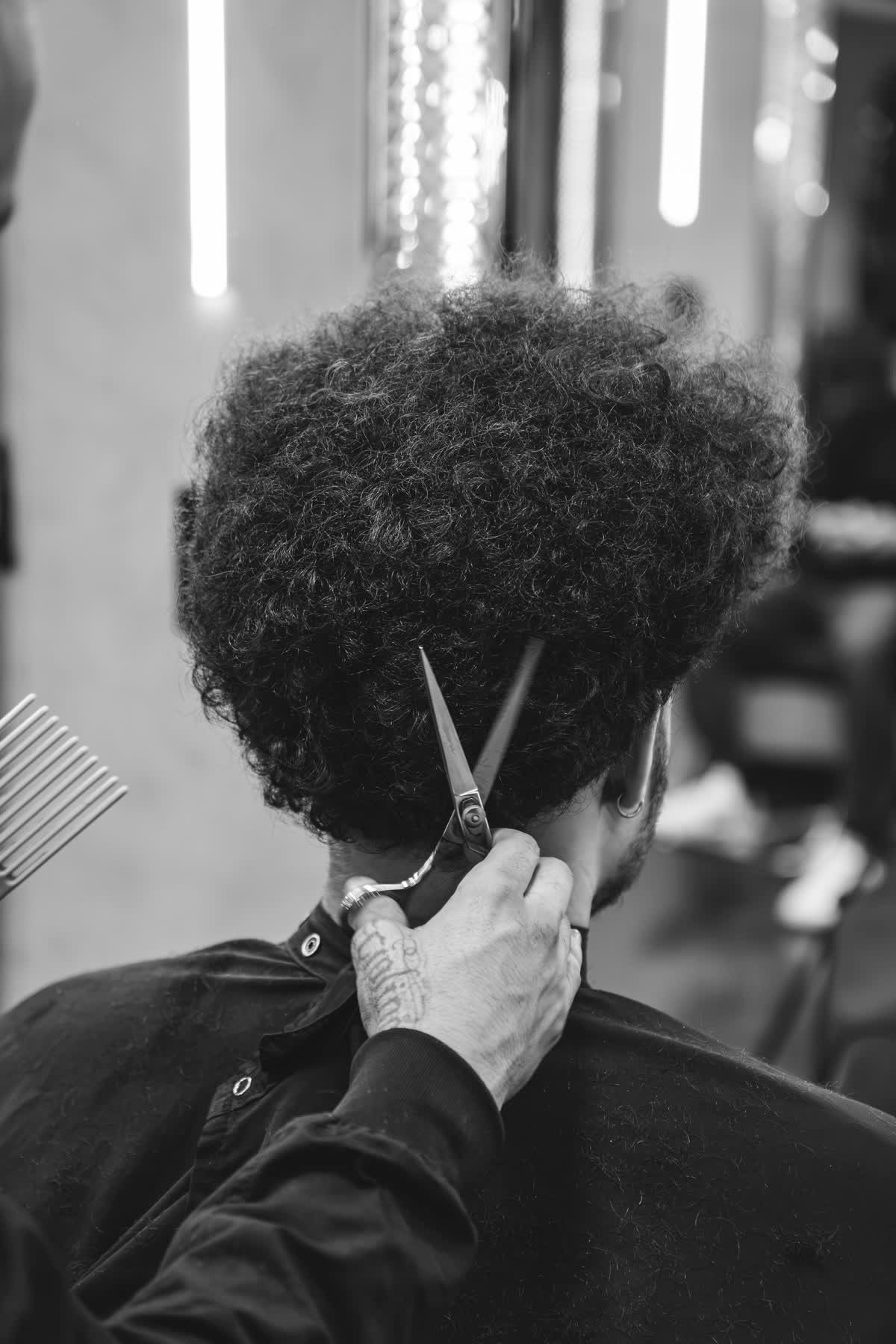 Acabamento na nuca com tesoura, em cabelo crespo, no estúdio da Cutz Lab