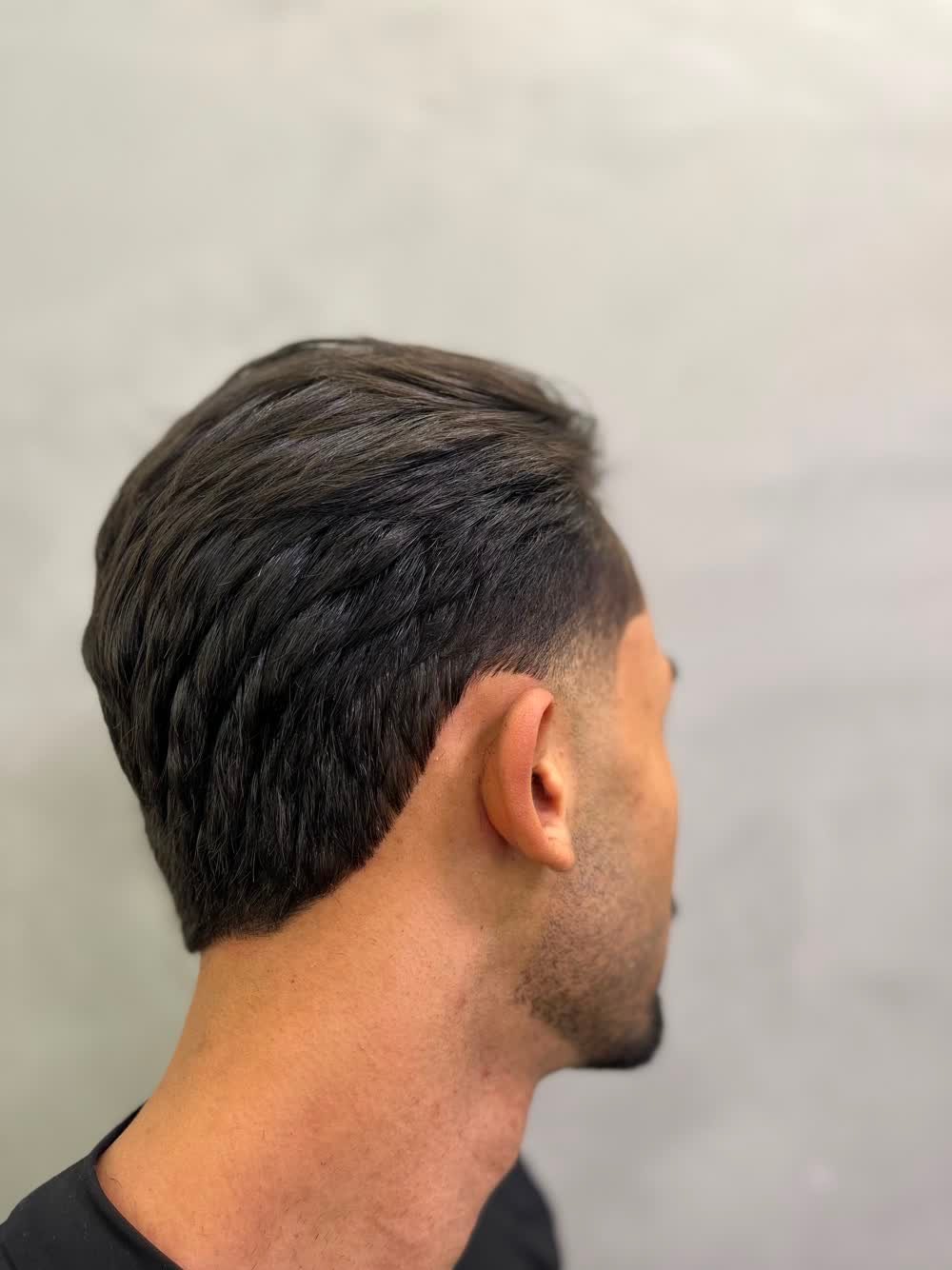 Detalhe do acabamento da nuca em corte masculino finalizado