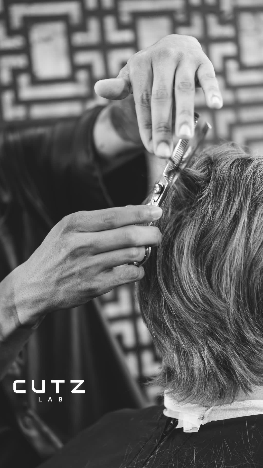 Corte à tesoura em cabelo claro, em preto e branco, na Cutz Lab