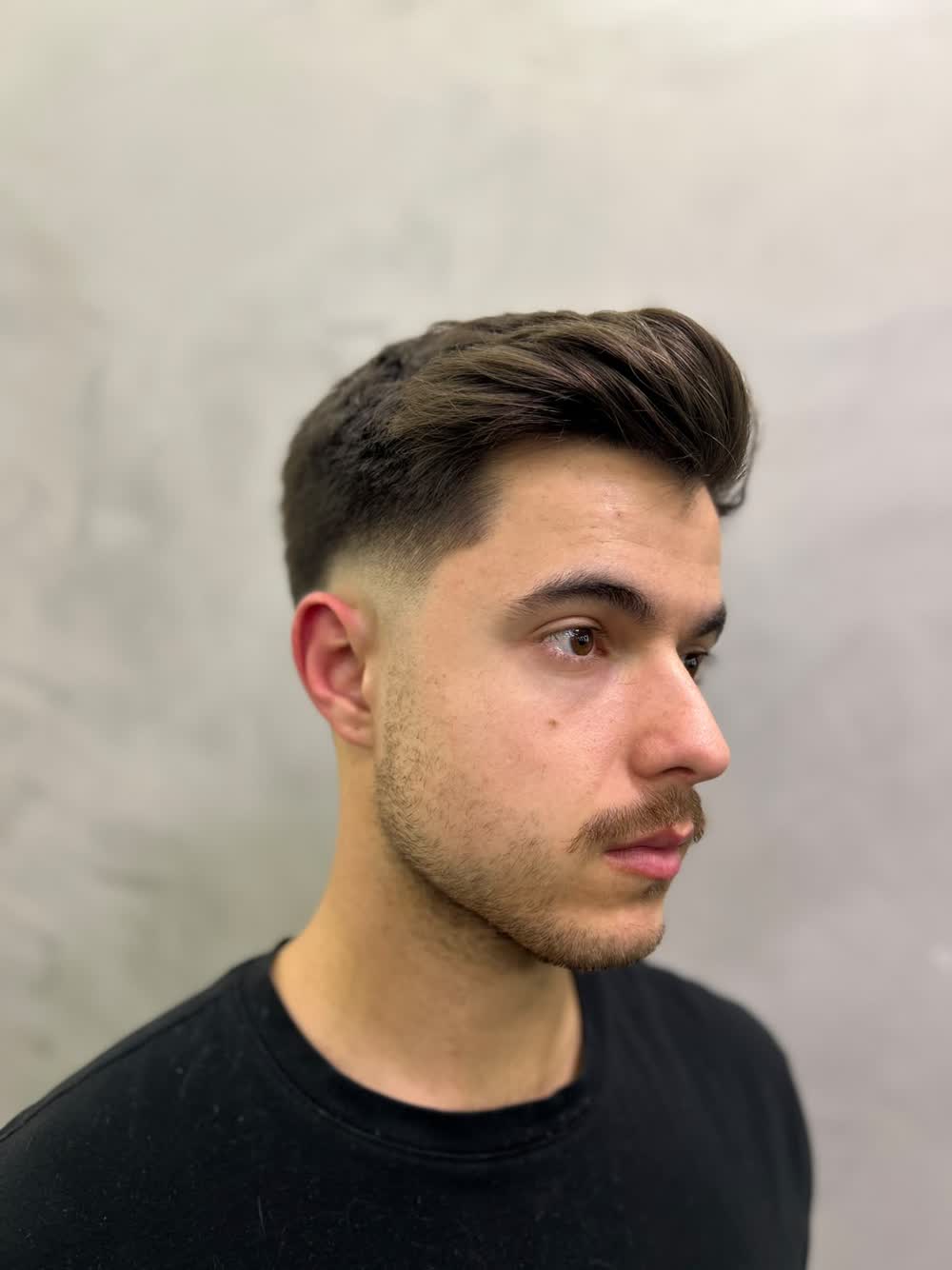 Low fade: degradê baixo com volume no topo, visto de perfil