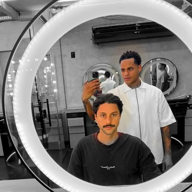 Fabricio atendendo no estúdio da Cutz Lab