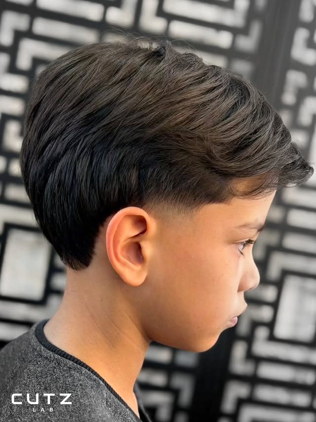 Corte infantil na tesoura