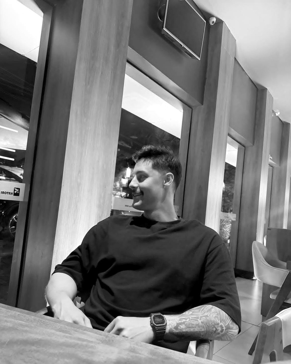 Guilherme antes do visagismo, com corte curto convencional
