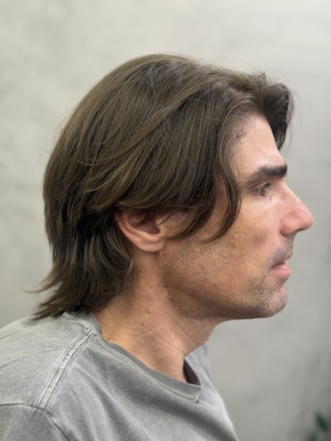 Cliente antes do visagismo, com cabelo comprido sem forma definida